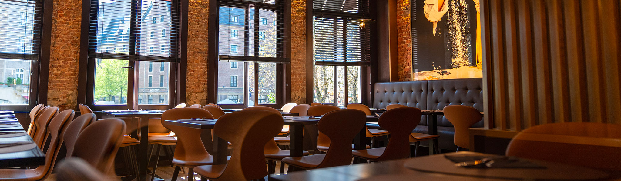 Salle chaleureuse et moderne de Pasta Divina