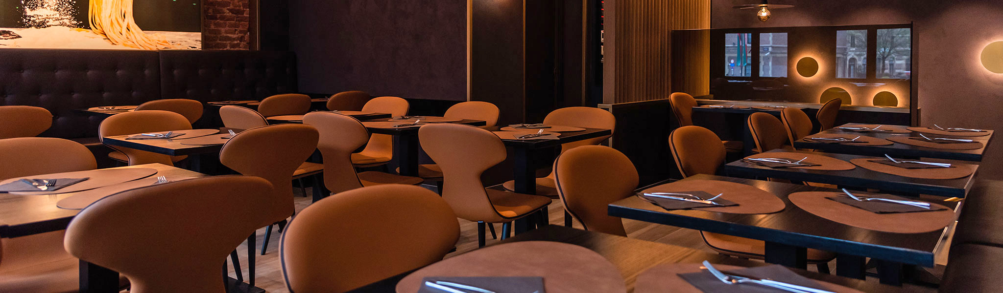 Salle chaleureuse et moderne de Pasta Divina